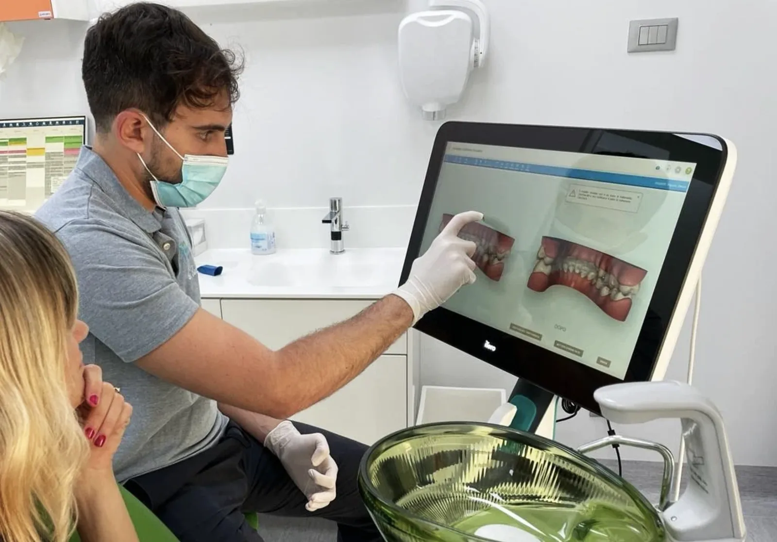 Il Dr. Garrisi mostra a una paziente la simulazione del trattamento sullo schermo dello scanner