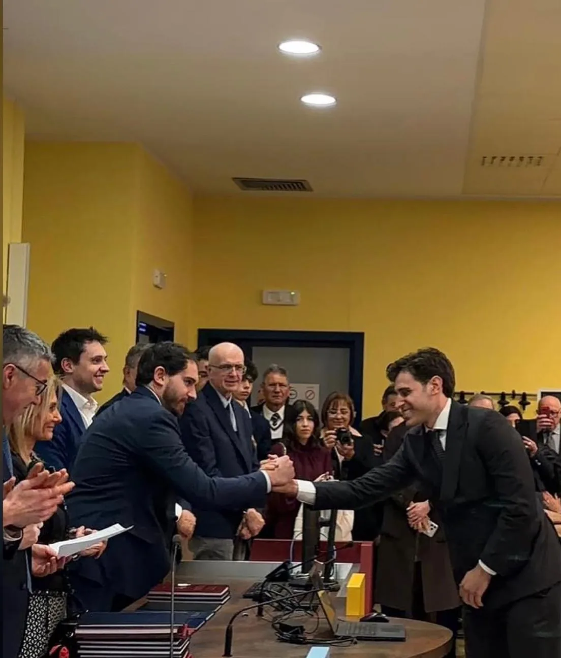 Il Dr. Garrisi stringe la mano alla commissione dopo la discussione